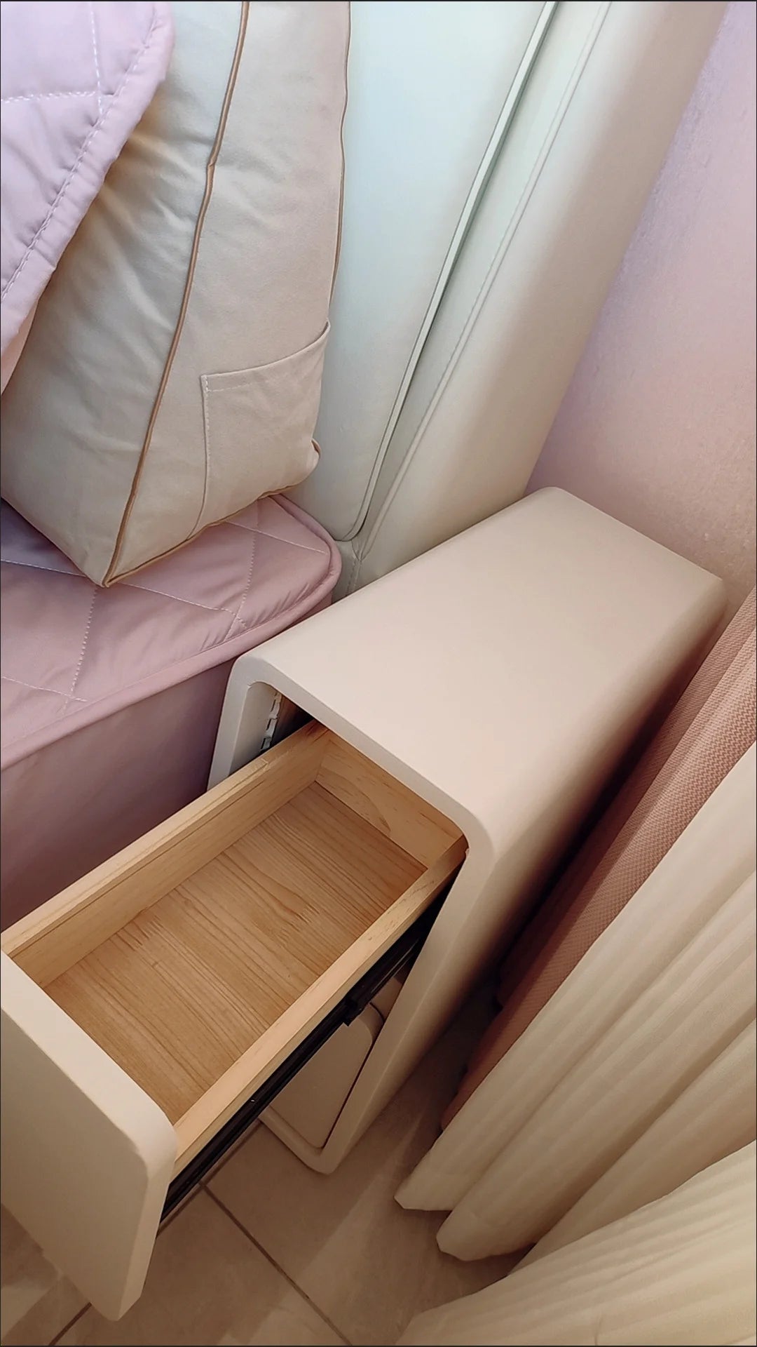 Nachttisch aus massivem Holz mit 2 Schubladen, ohne Bein-Design, kleiner Nachttisch für Schlafzimmer, minimalistischer schmaler Aufbewahrungsschrank