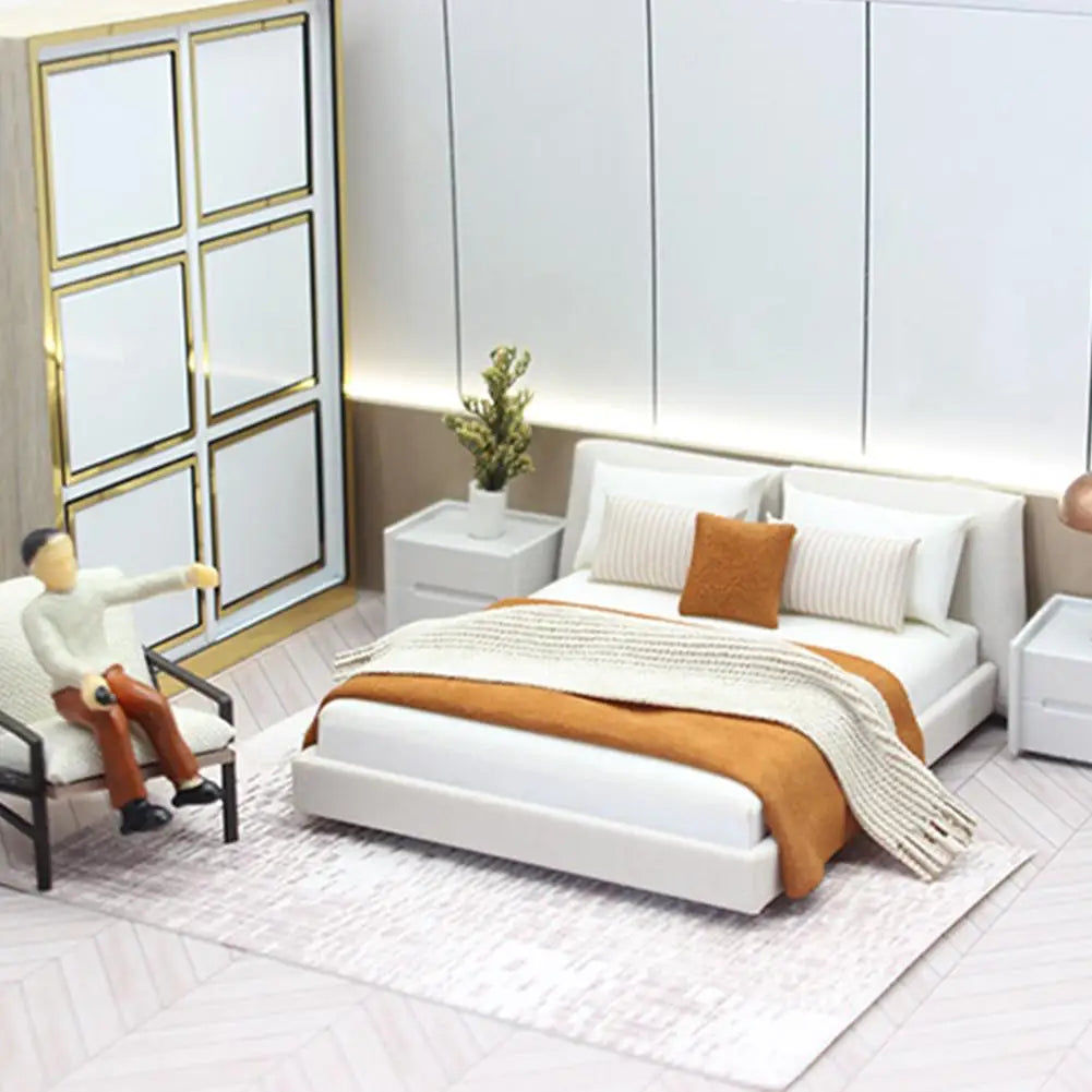 Schlafzimmer-Miniatur-Doppelbett und Bettwäsche, neue Miniaturmöbel im cremefarbenen Stil, realistisches modernes Innendesign, Raumszene