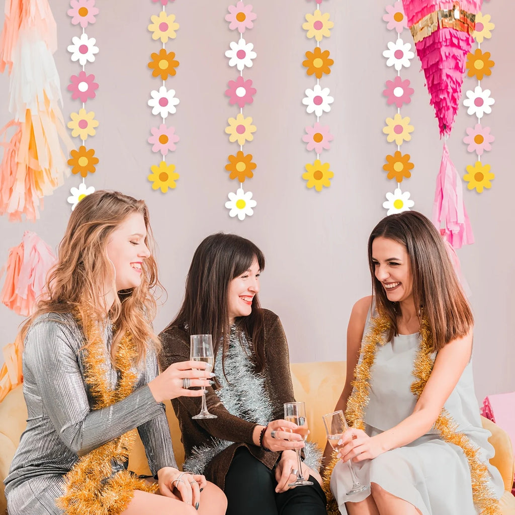 Dekoracje imprezowe w stylu boho ze stokrotkami, duże papierowe girlandy ze stokrotek, białe wiszące girlandy ze stokrotek, banery, wycinanki z kwiatów w stylu hippie na urodziny