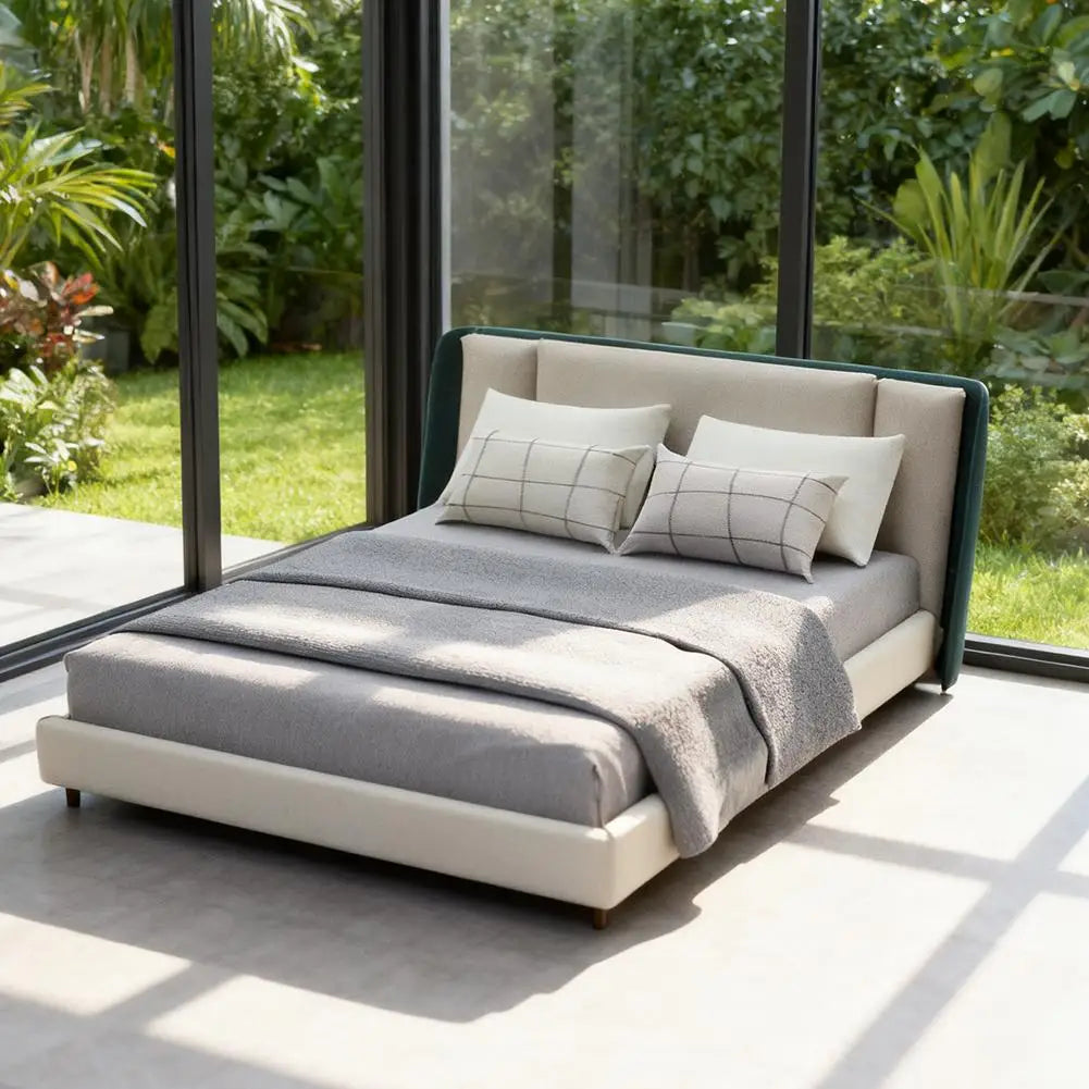 Schlafzimmer-Miniatur-Doppelbett und Bettwäsche, neue Miniaturmöbel im cremefarbenen Stil, realistisches modernes Innendesign, Raumszene