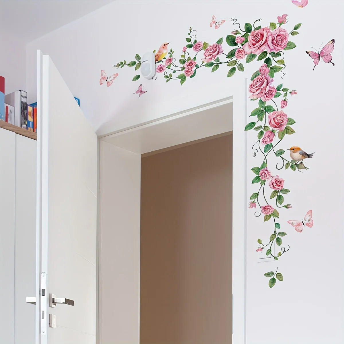 Eleganter Wandaufkleber mit Rosen- und Schmetterlingsmotiv für Türen – modernes Blumendesign – selbstklebend – wiederverwendbar – geeignet für Schlafzimmer