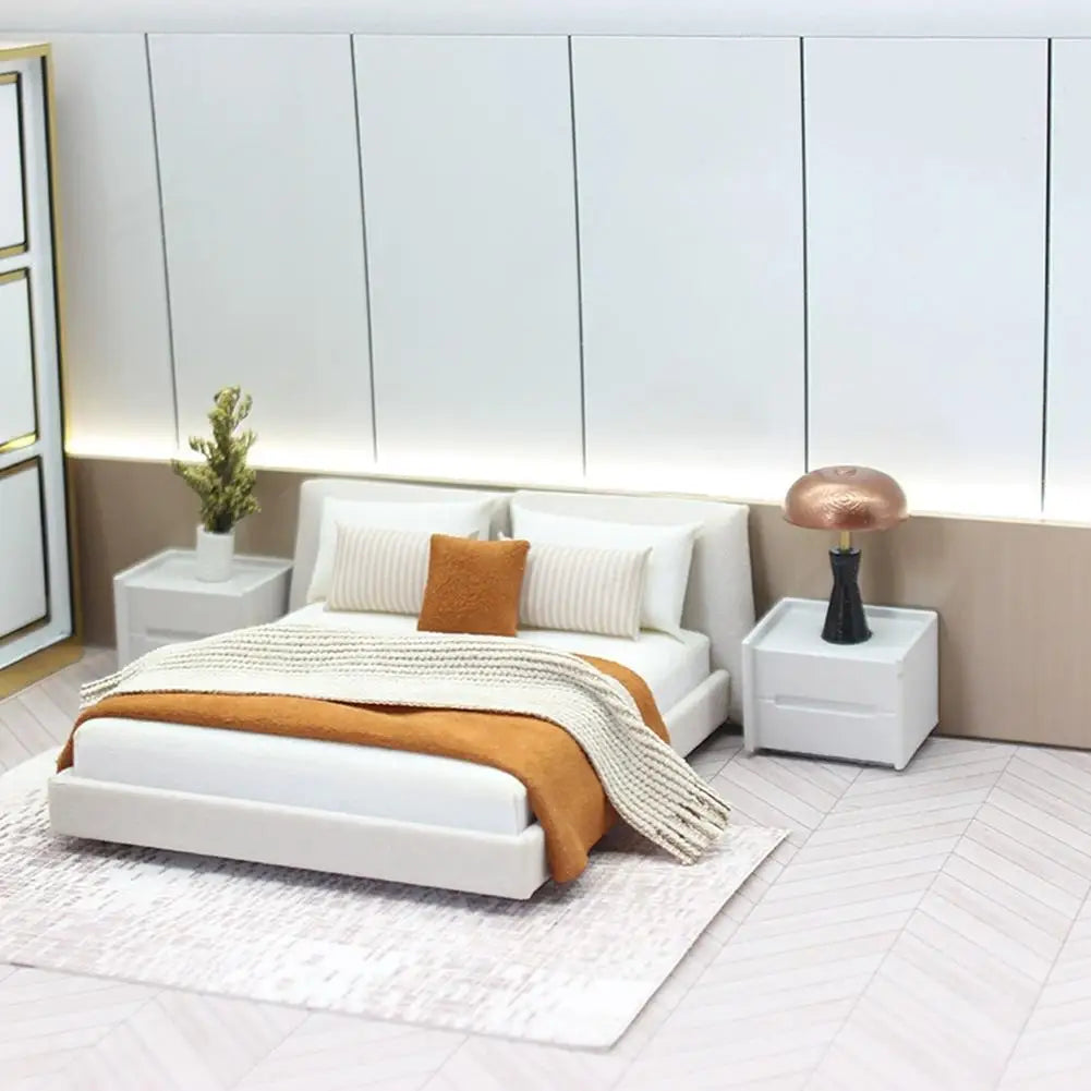 Schlafzimmer-Miniatur-Doppelbett und Bettwäsche, neue Miniaturmöbel im cremefarbenen Stil, realistisches modernes Innendesign, Raumszene
