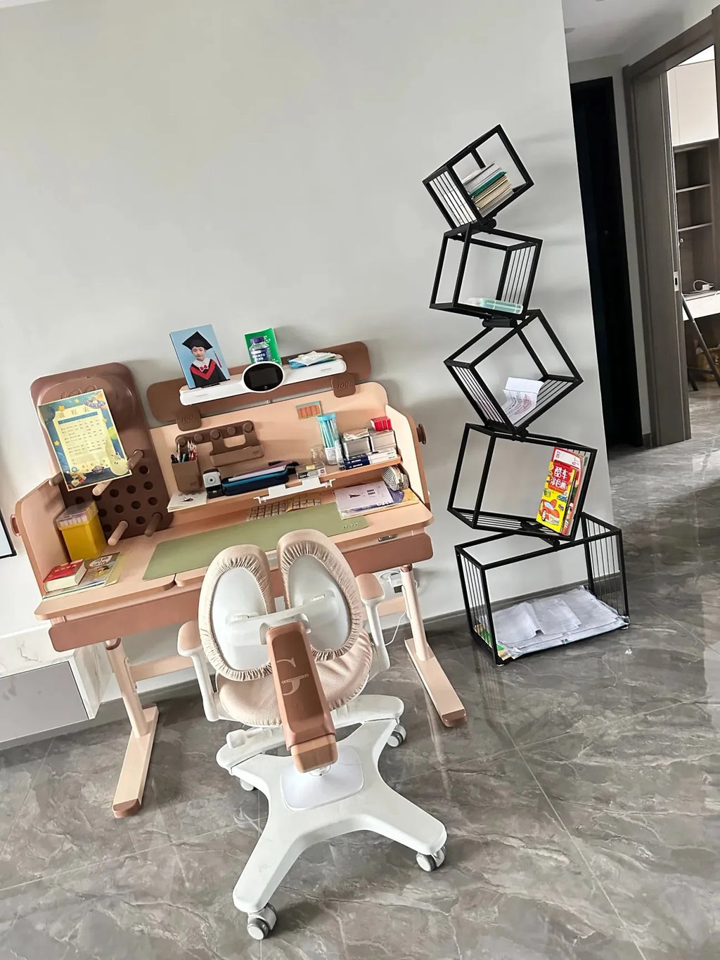 Modernes Wohnzimmer-Dekor, Kunstregal aus Eisen, Büro- und Arbeitszimmer-Bücherregal, mehrschichtiges Lagerregal zum Organisieren von Büchern und Dekorationen