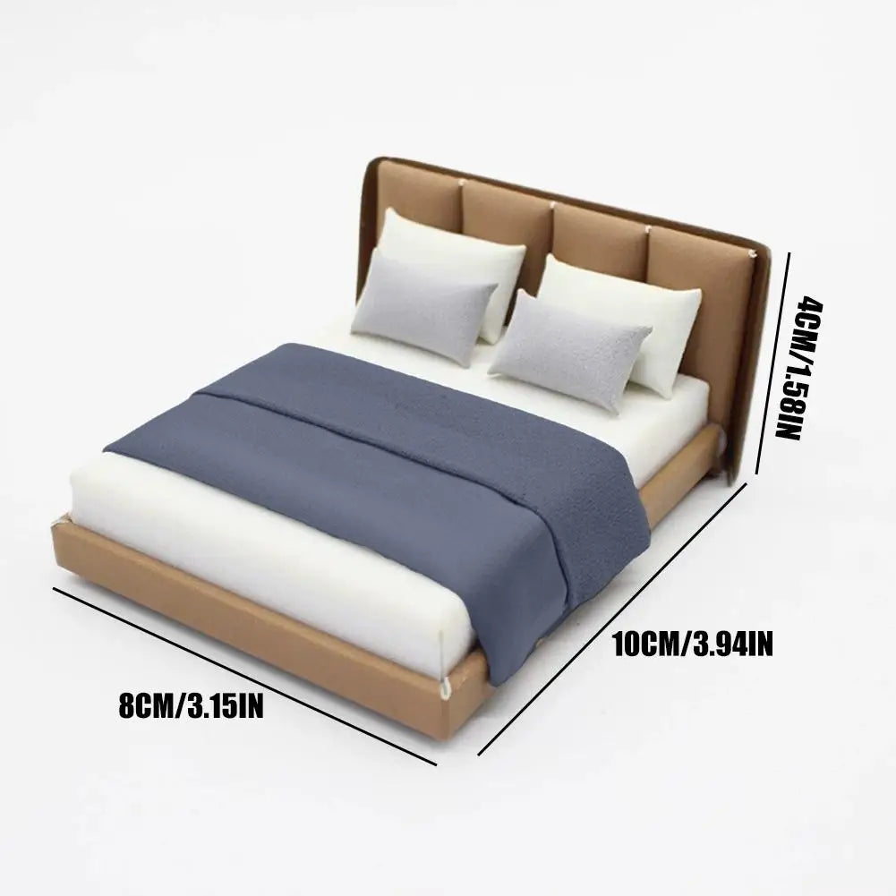 Schlafzimmer-Miniatur-Doppelbett und Bettwäsche, neue Miniaturmöbel im cremefarbenen Stil, realistisches modernes Innendesign, Raumszene