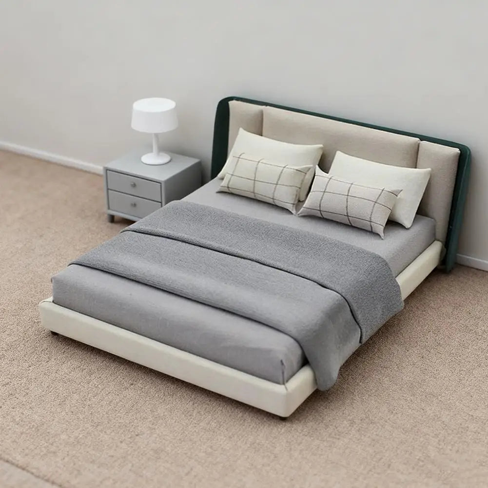 Schlafzimmer-Miniatur-Doppelbett und Bettwäsche, neue Miniaturmöbel im cremefarbenen Stil, realistisches modernes Innendesign, Raumszene