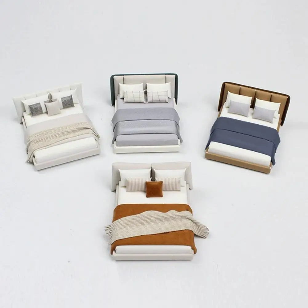 Schlafzimmer-Miniatur-Doppelbett und Bettwäsche, neue Miniaturmöbel im cremefarbenen Stil, realistisches modernes Innendesign, Raumszene