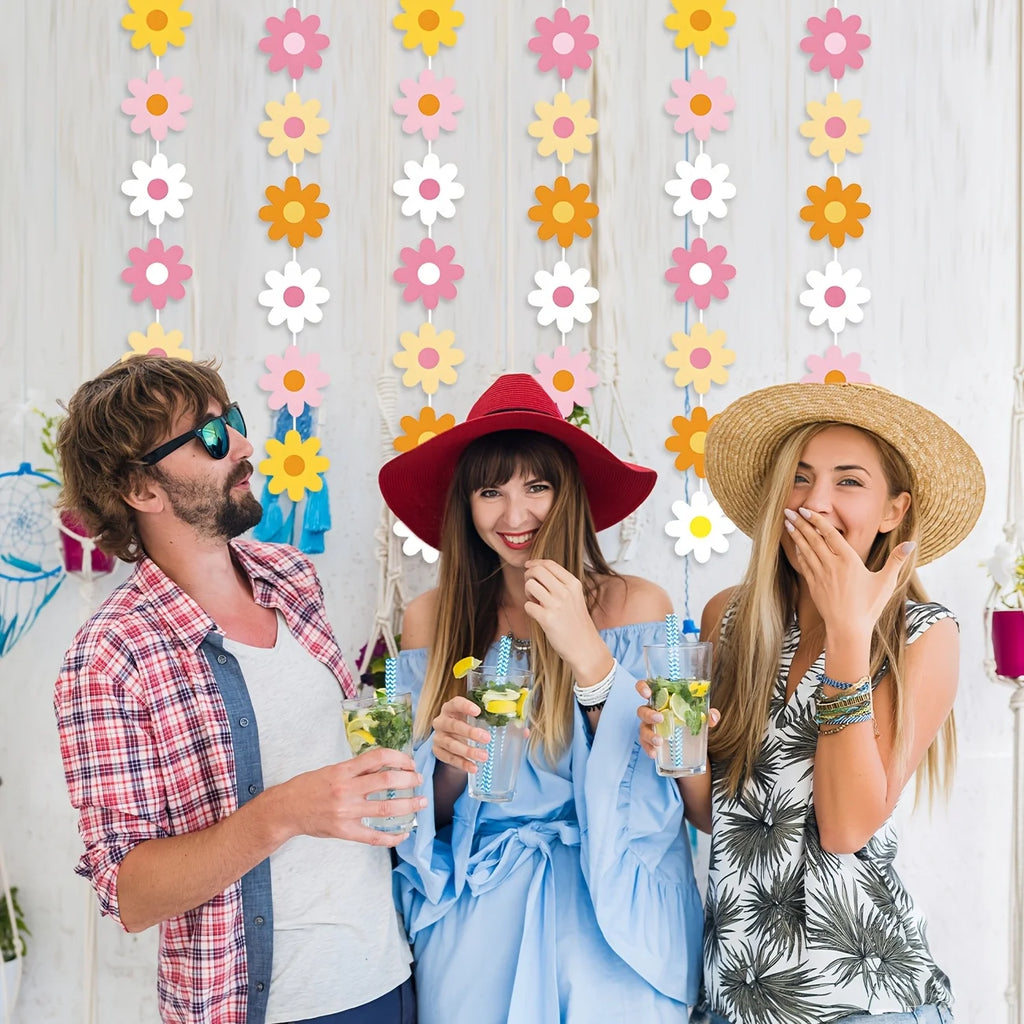 Dekoracje imprezowe w stylu boho ze stokrotkami, duże papierowe girlandy ze stokrotek, białe wiszące girlandy ze stokrotek, banery, wycinanki z kwiatów w stylu hippie na urodziny