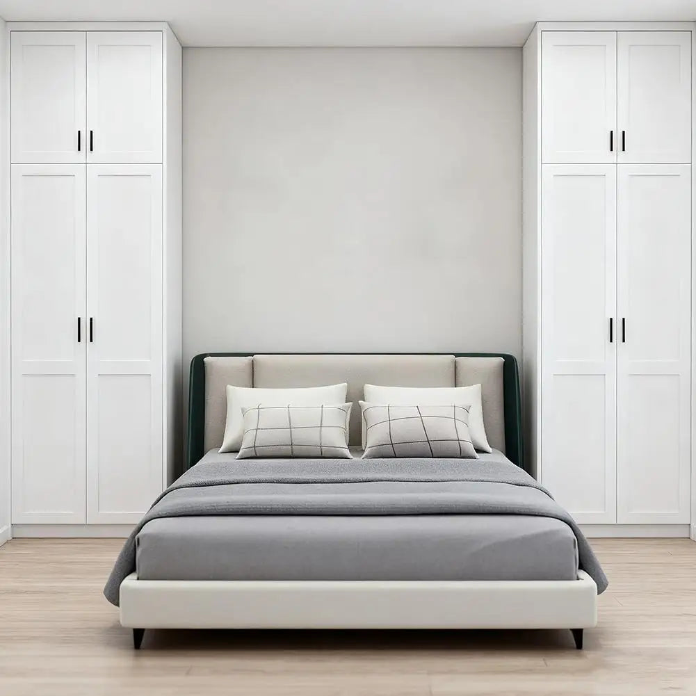 Schlafzimmer-Miniatur-Doppelbett und Bettwäsche, neue Miniaturmöbel im cremefarbenen Stil, realistisches modernes Innendesign, Raumszene