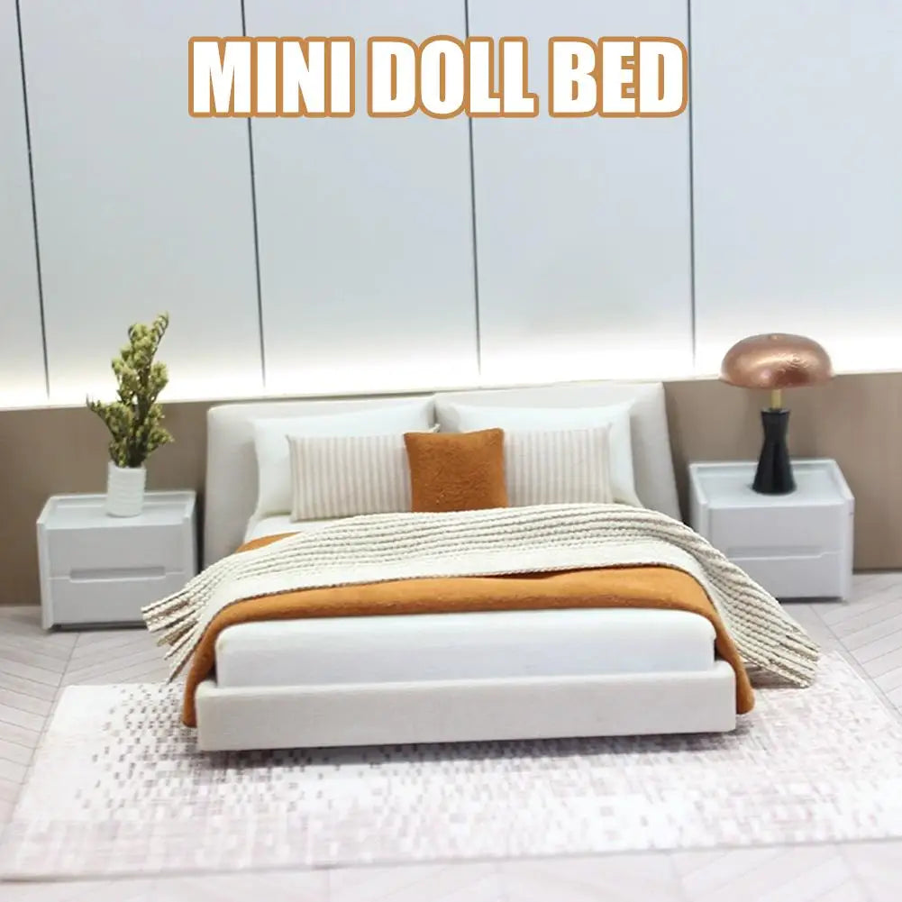 Schlafzimmer-Miniatur-Doppelbett und Bettwäsche, neue Miniaturmöbel im cremefarbenen Stil, realistisches modernes Innendesign, Raumszene