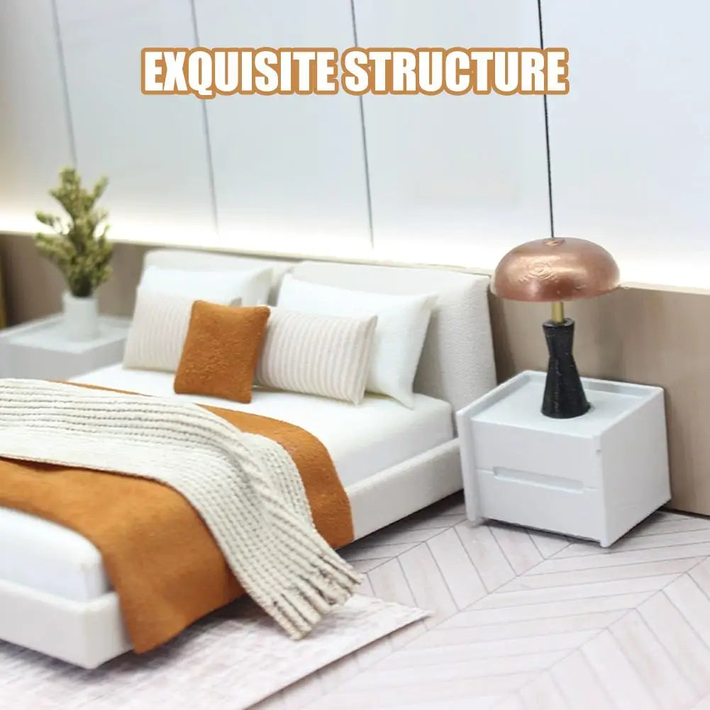 Schlafzimmer-Miniatur-Doppelbett und Bettwäsche, neue Miniaturmöbel im cremefarbenen Stil, realistisches modernes Innendesign, Raumszene
