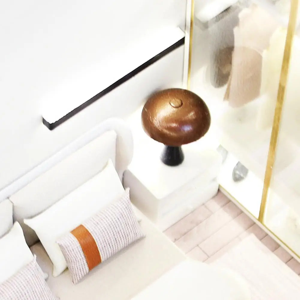 Schlafzimmer-Miniatur-Doppelbett und Bettwäsche, neue Miniaturmöbel im cremefarbenen Stil, realistisches modernes Innendesign, Raumszene
