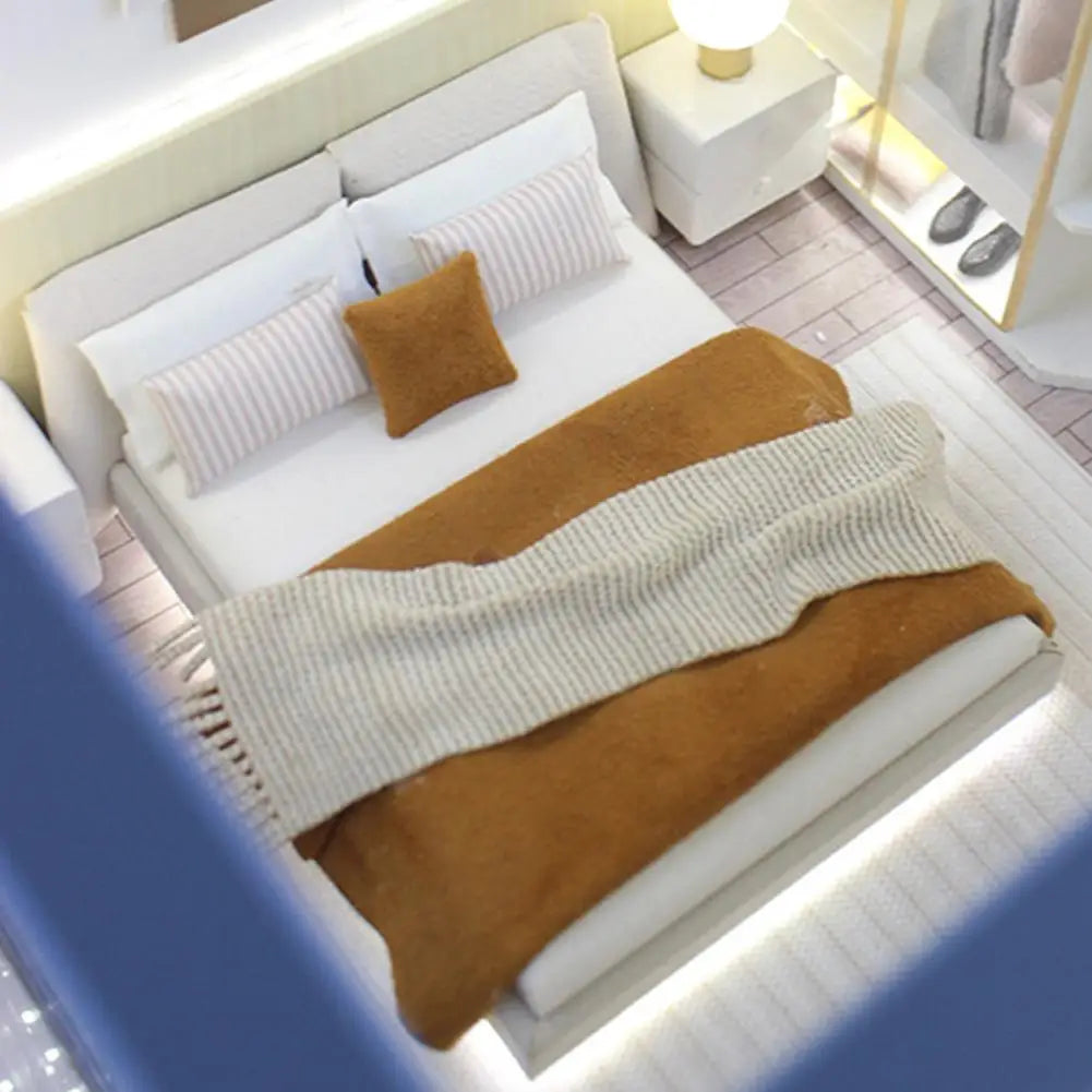 Schlafzimmer-Miniatur-Doppelbett und Bettwäsche, neue Miniaturmöbel im cremefarbenen Stil, realistisches modernes Innendesign, Raumszene