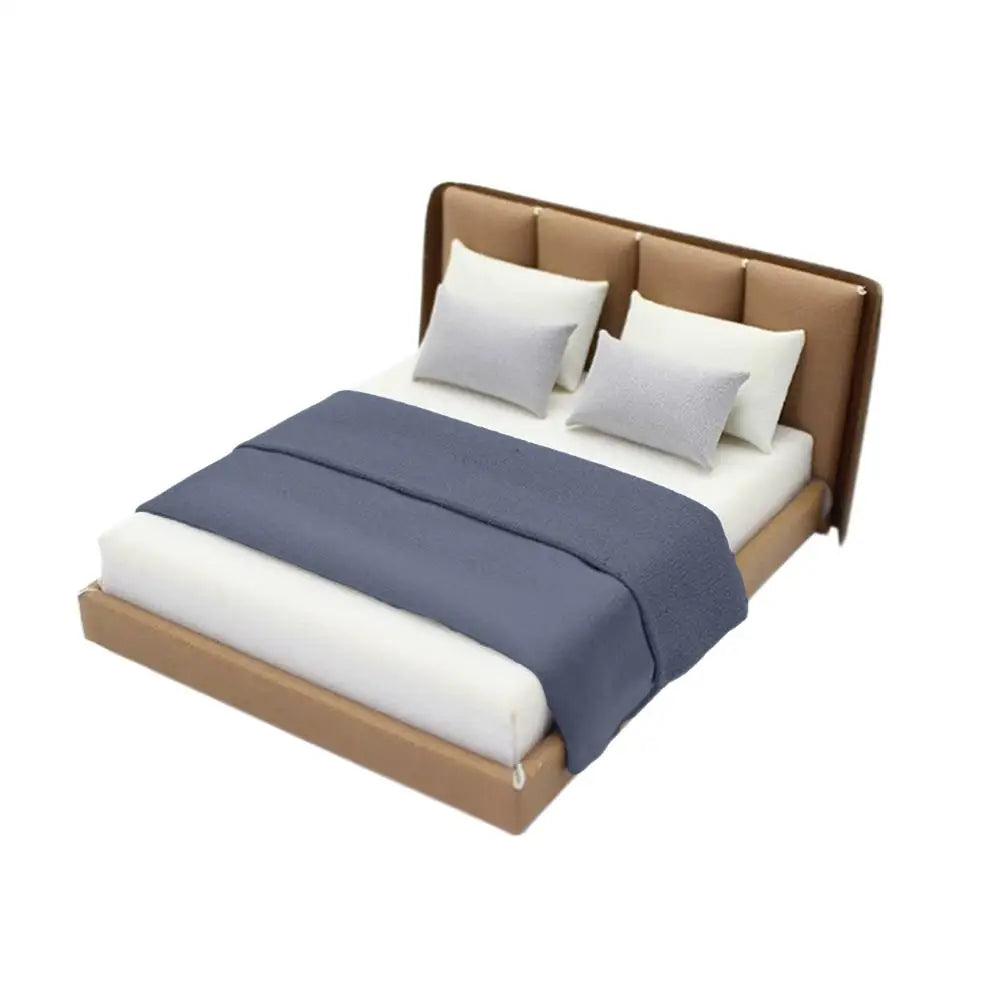 Schlafzimmer-Miniatur-Doppelbett und Bettwäsche, neue Miniaturmöbel im cremefarbenen Stil, realistisches modernes Innendesign, Raumszene